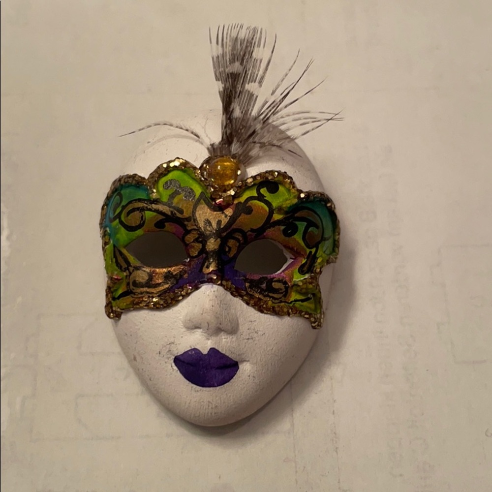 Mardi Gras mask pin gorgeous detail and feather